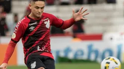 Foto: Robson Mafra/AGIF - Khellven: lateral do Athletico entrou na mira do Vasco