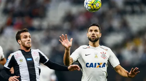 Foto: Marcello Zambrana/AGIF – Serginho (à esquerda) foi revelado pelo Santos e hoje pode reforçar o Grêmio