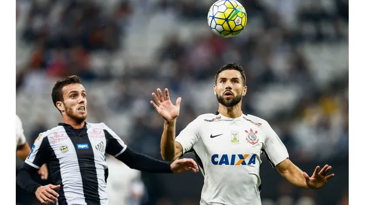 Foto: Marcello Zambrana/AGIF - Serginho (à esquerda) foi revelado pelo Santos e hoje pode reforçar o Grêmio