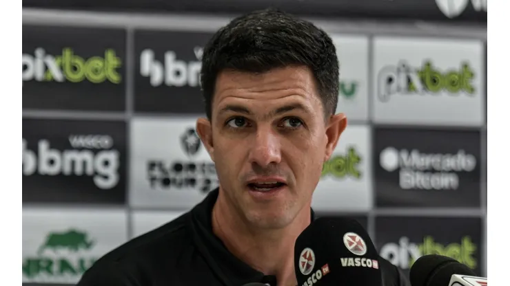 Barbieri não se intimida e manda a real sobre Pedro Raul no Vasco