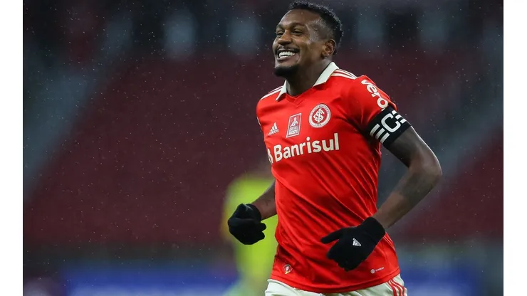 Pedro H. Tesch/AGIF - Edenílson fica fora dos planos do Santos