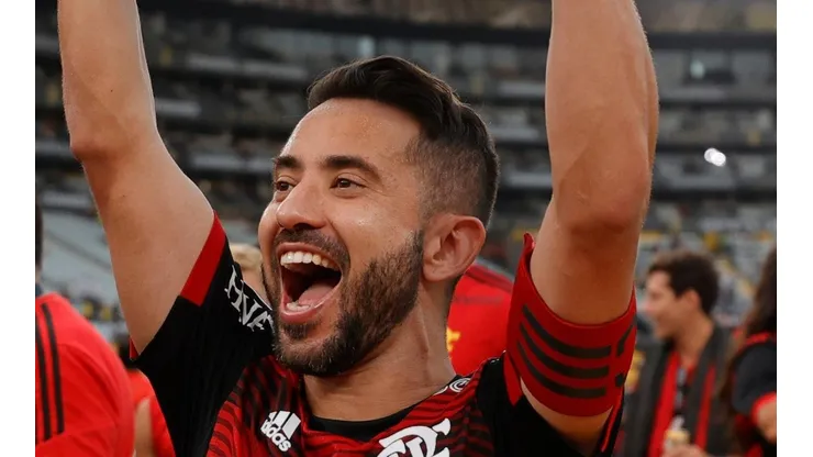 - Everton Ribeiro