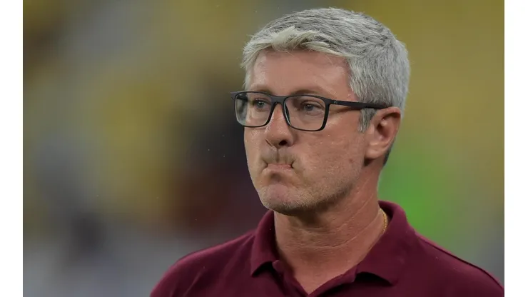 Odair é avisado que zagueiro está saindo do Santos rumo à Europa