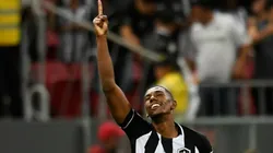 Textor bate o martelo e define o futuro de Kanu no Botafogo