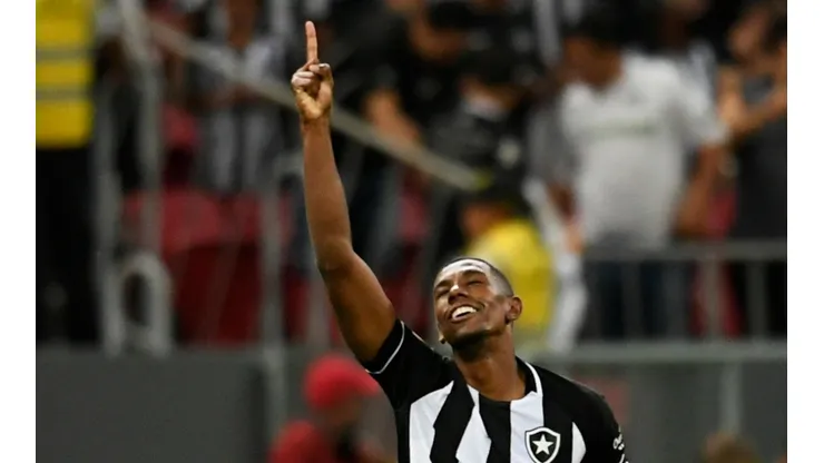 Textor bate o martelo e define o futuro de Kanu no Botafogo