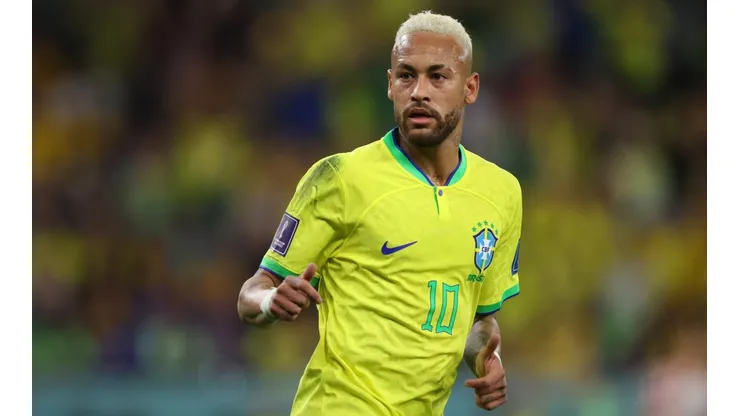 Alex Grimm/Getty Images. Neymar cobra parceiros de equipe após falha defensiva