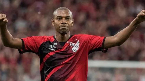 Foto: Robson Mafra/AGIF - Fernandinho disputou as duas finais de Libertadores pelo Furacão, em 2005 e em 2022.