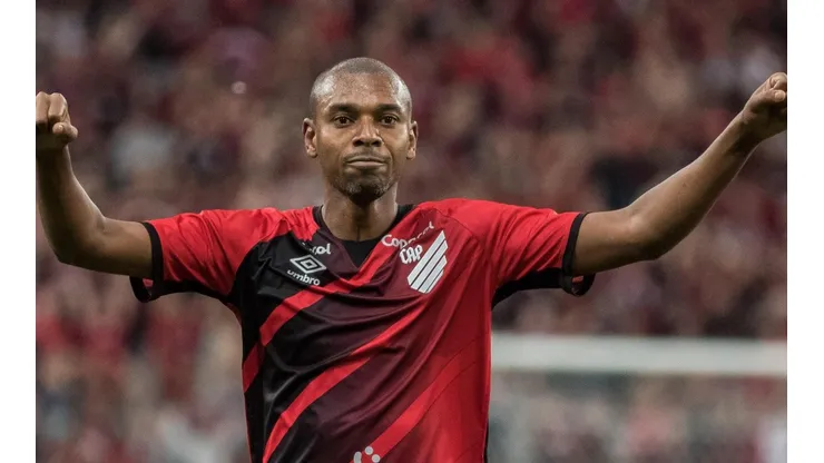 Foto: Robson Mafra/AGIF - Fernandinho disputou as duas finais de Libertadores pelo Furacão, em 2005 e em 2022.