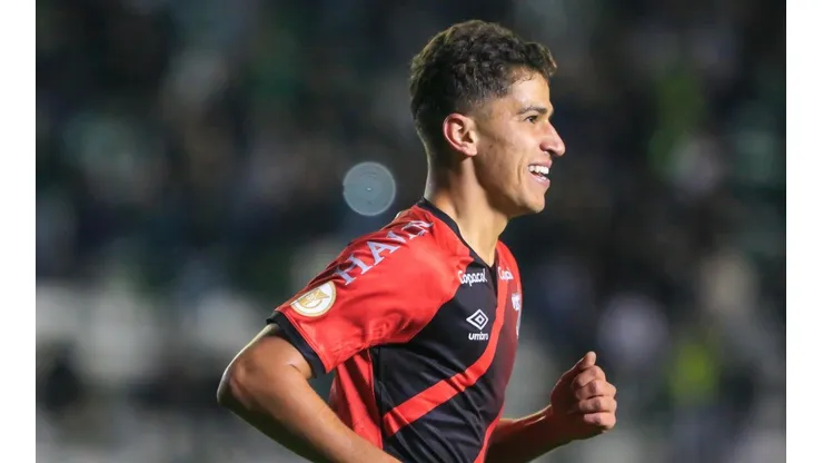 Luiz Erbes/AGIF - Vitor Bueno, jogador do Athlético-PR