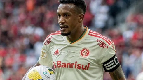 Foto: Robson Mafra/AGIF - Edenílson não deve atuar no Santos em 2023