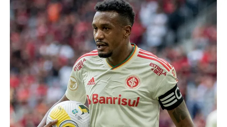 Foto: Robson Mafra/AGIF - Edenílson não deve atuar no Santos em 2023