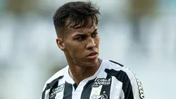 Kaio Jorge com a camisa do Santos - Foto: Jorge Rodrigues/AGIF