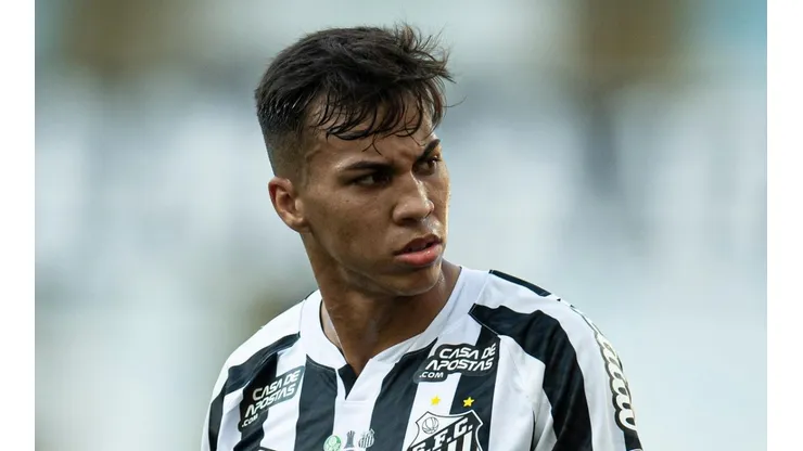 Kaio Jorge com a camisa do Santos - Foto: Jorge Rodrigues/AGIF