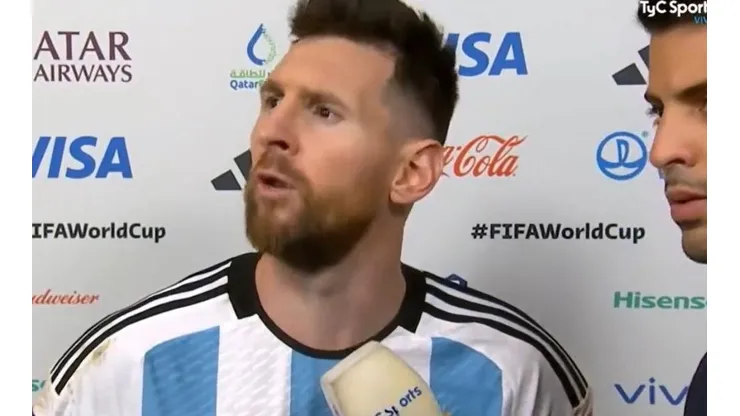 Foto: Reproduçao - Messi encara atacante neerlandês durante entrevista após classificação argentina