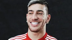 Foto: Reprodução do Twitter oficial do São Paulo - Pedrinho sendo apresentado.