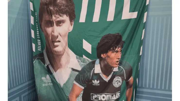 Créditos: Marcio Iannacca. Bandeira em homenagem à Tite é estendida em jogos do Brasil