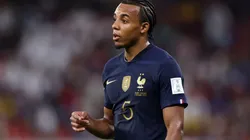 Foto: Francois Nel/Getty Images - Koundé jogou com cordão diante da Polônia