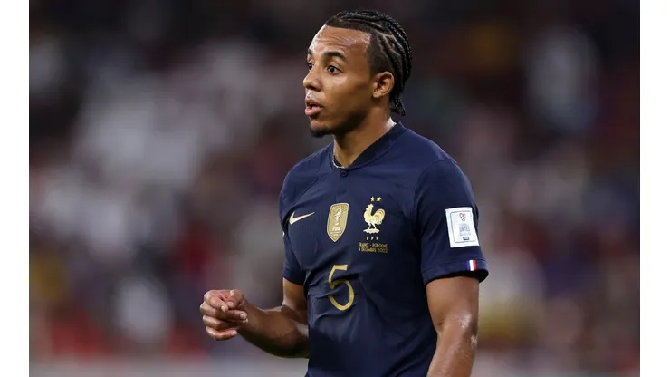 Foto: Francois Nel/Getty Images - Koundé jogou com cordão diante da Polônia