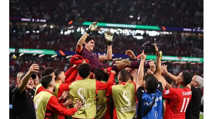 Alex Livesey - Danehouse/Getty Images - Goleiro Bono sendo carregado pelos seus companheiros após defender 2 pênaltis