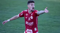 Foto: Heber Gomes/AGIF - Arthur defendeu o Vila Nova nas últimas duas edições de Série B.