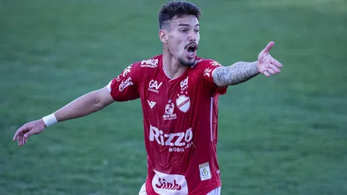 Foto: Heber Gomes/AGIF - Arthur defendeu o Vila Nova nas últimas duas edições de Série B.