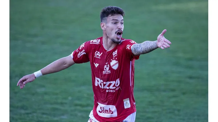 Foto: Heber Gomes/AGIF - Arthur defendeu o Vila Nova nas últimas duas edições de Série B.