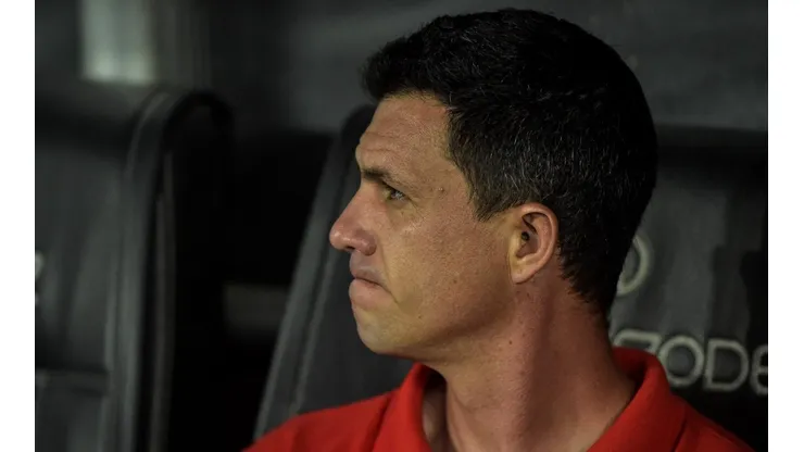 Thiago Ribeiro/AGIF/ "Já estou completamente desanimado"; Torcida se irrita sobre contratação de volante para equipe de Maurícia Barbieri.