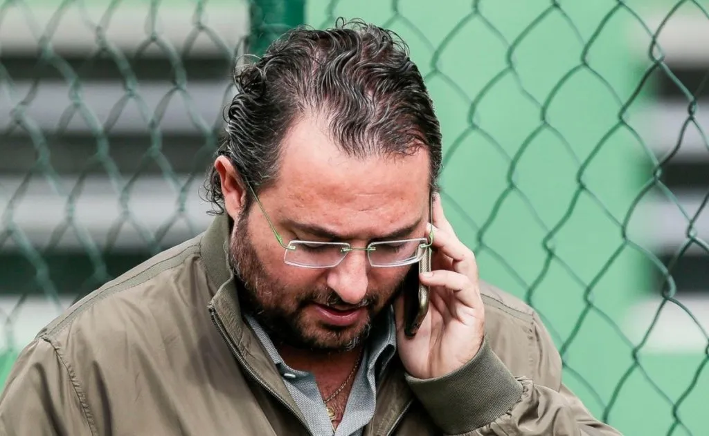 Alexandre Mattos no celular falando - Foto: Ale Cabral/AGIF