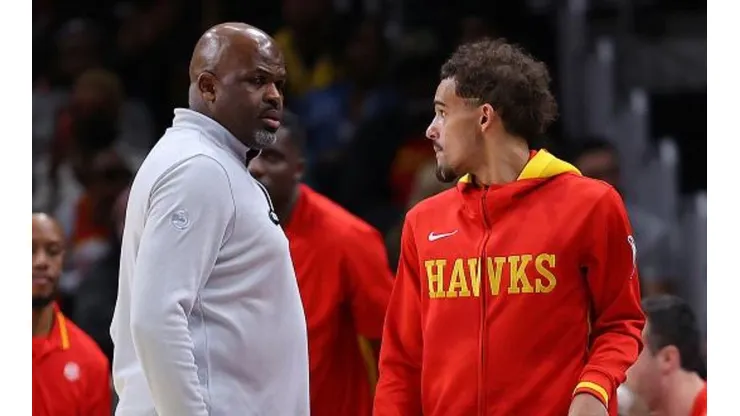 Nate McMillan e Trae durante a partida contra o Thunder