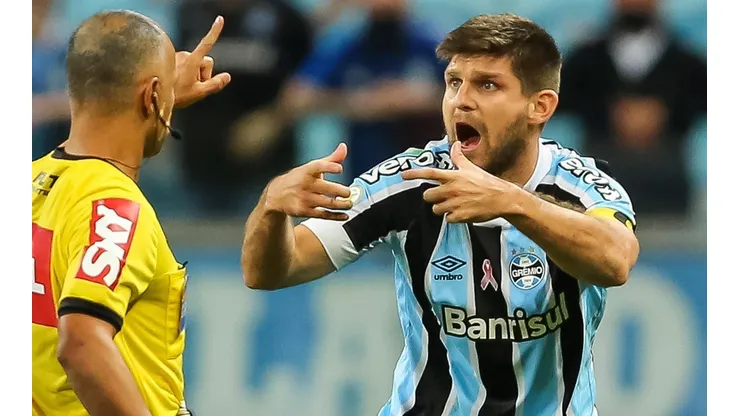 Foto: Pedro H. Tesch/AGIF - Kannemann: zagueiro tem futuro incerto no Grêmio