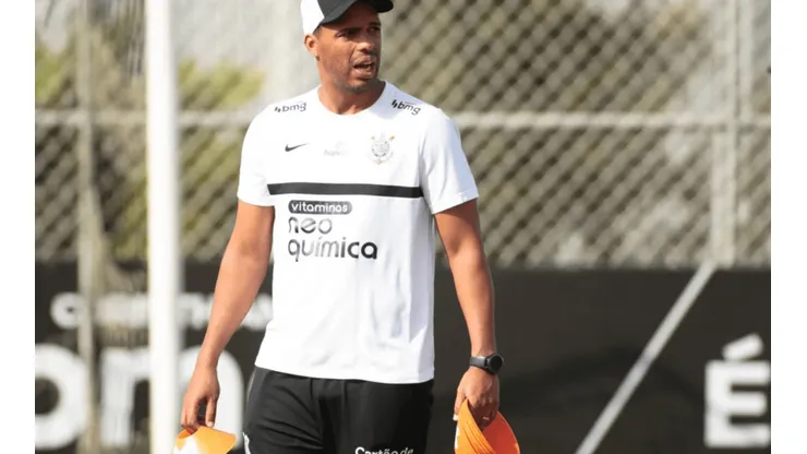 Rodrigo Coca/Agência Corinthians/ "Ex-Seleção Brasileira e ex-Atlético-MG"; Fernando Lázaro define auxiliares técnicos e surpreende na escolha.