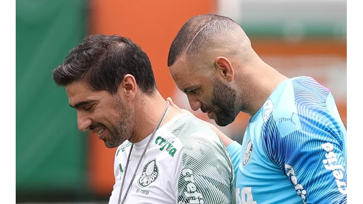 Foto: Cesar Greco - Abel Ferreira e Weverton durante treino no Palmeiras antes da Copa