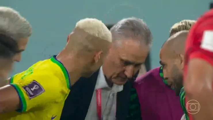 Foto: Reprodução/TV Globo - Tite faz dança do Pombo puxado por Richarlison