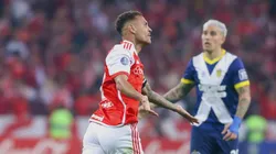 Alan Patrick comemora gol do Inter contra o Rosario Central.