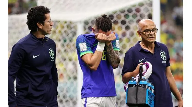 Lesão de Alex Telles preocupa e torcedores repercutem situação na web
