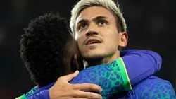 Pedro abraça Vinícius Jr. na comemoração de seu gol sontra a Tunísia, nesta terça-feira (27) - Foto: Lucas Figueiredo/CBF