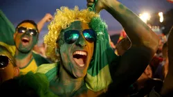 Joe Raedle/Getty Images - Torcida da Seleção Brasileira reunida na praia de Copacabana