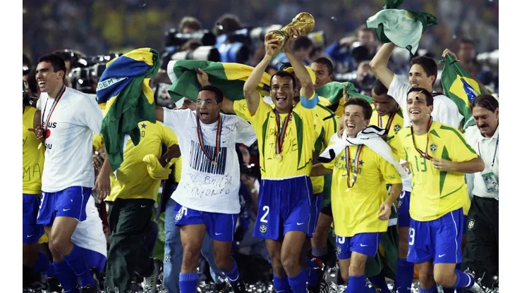 Foto: Alex Livesey/Getty Images | Seleção Brasileira celebrando conquista na Copa de 2002