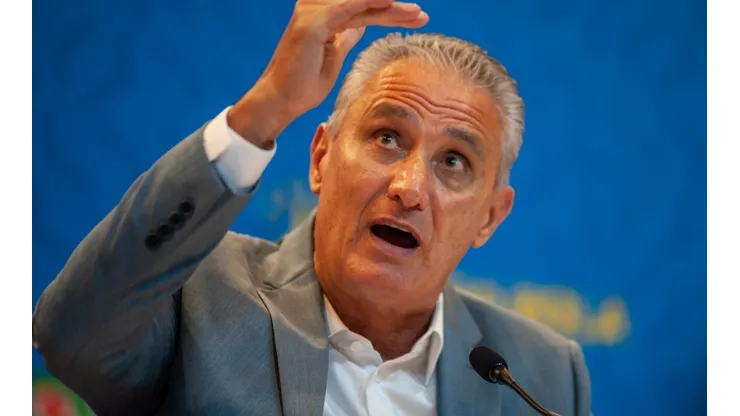 Tite defendeu que Dani Alves tem características de um lateral construtor