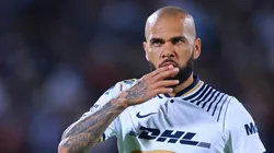 Hector Vivas/Getty Images. Daniel Alves fechou com o Pumas até o fim da temporada