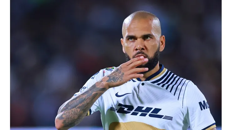 Hector Vivas/Getty Images. Daniel Alves fechou com o Pumas até o fim da temporada