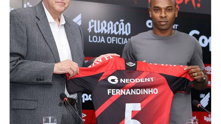Fernandinho teve o retorno ao Athletico-PR oficializado nesta segunda-feira (27)