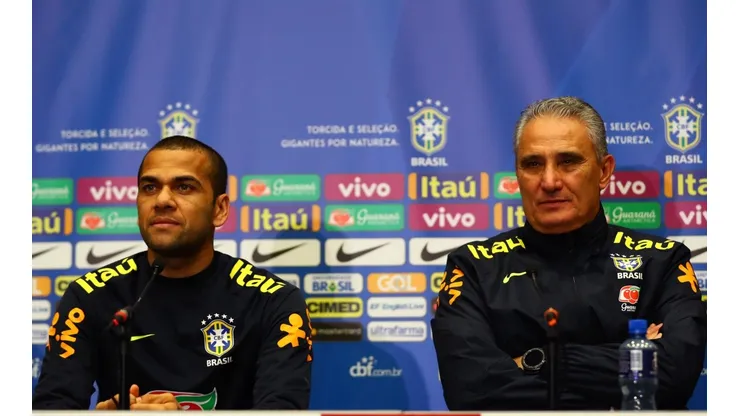Foto: Clive Rose/Getty Images | Daniel Alves vive a expectativa de ser convocado pra a Copa