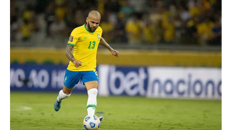 Daniel Alves voltará a ser titular pela Seleção Brasileira; ele ficou no banco na partida anterior