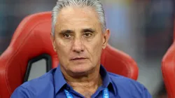 Foto: Lionel Ng/Getty Images | Tite precisou lidar com problemas na lateral esquerda que sofreu duplo desfalque