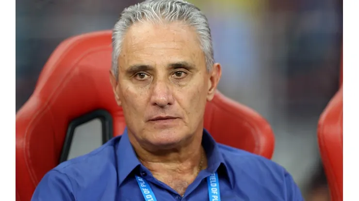 Foto: Lionel Ng/Getty Images | Tite precisou lidar com problemas na lateral esquerda que sofreu duplo desfalque