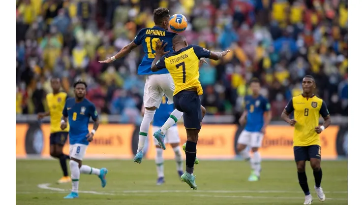 Raphinha e Estupiñán protagonizaram um dos lances polêmicos do duelo entre Brasil e Equador