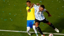 Raphinha tomou uma cotovelada e Otamendi não foi expulso no clássico entre Argentina e Brasil