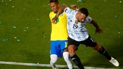 Otamendi não recebeu nem cartão amarelo pela disputa de bola com Raphinha (Foto: Getty Images)