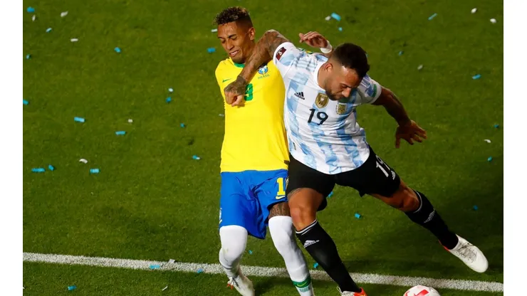 Otamendi não recebeu nem cartão amarelo pela disputa de bola com Raphinha (Foto: Getty Images)